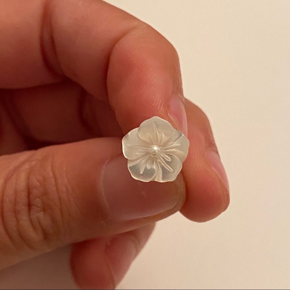 White flower mother of pearl earring
